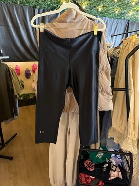 Under Armour Black HeatGear High Rise Crop Leggings A056